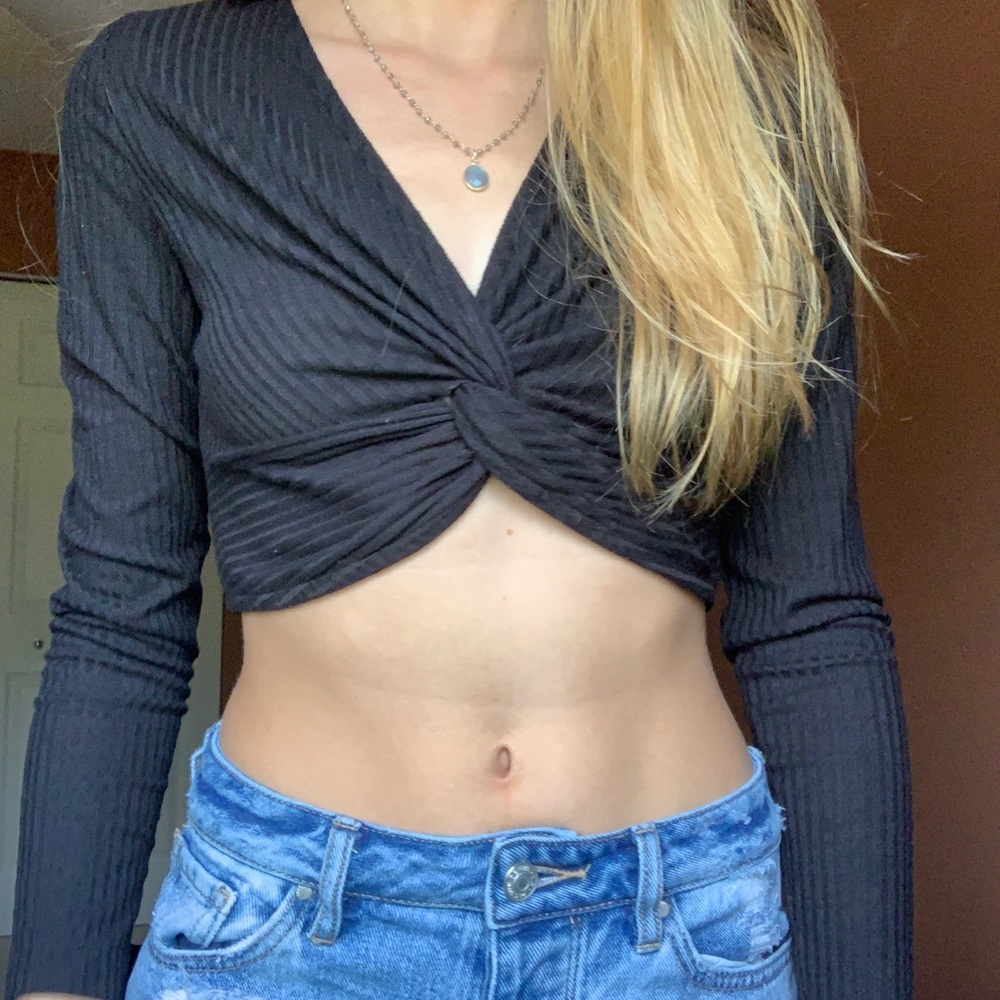 Long sleeve black crop top
